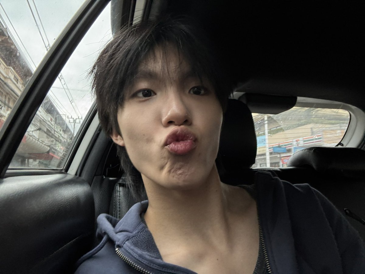 tananloh_'s tweet photo. กะลังตามไปเชียร์นะคับแด๊ดด๊า #JuniorMarkConcertD3 https://t.co/UjLV46sCN9