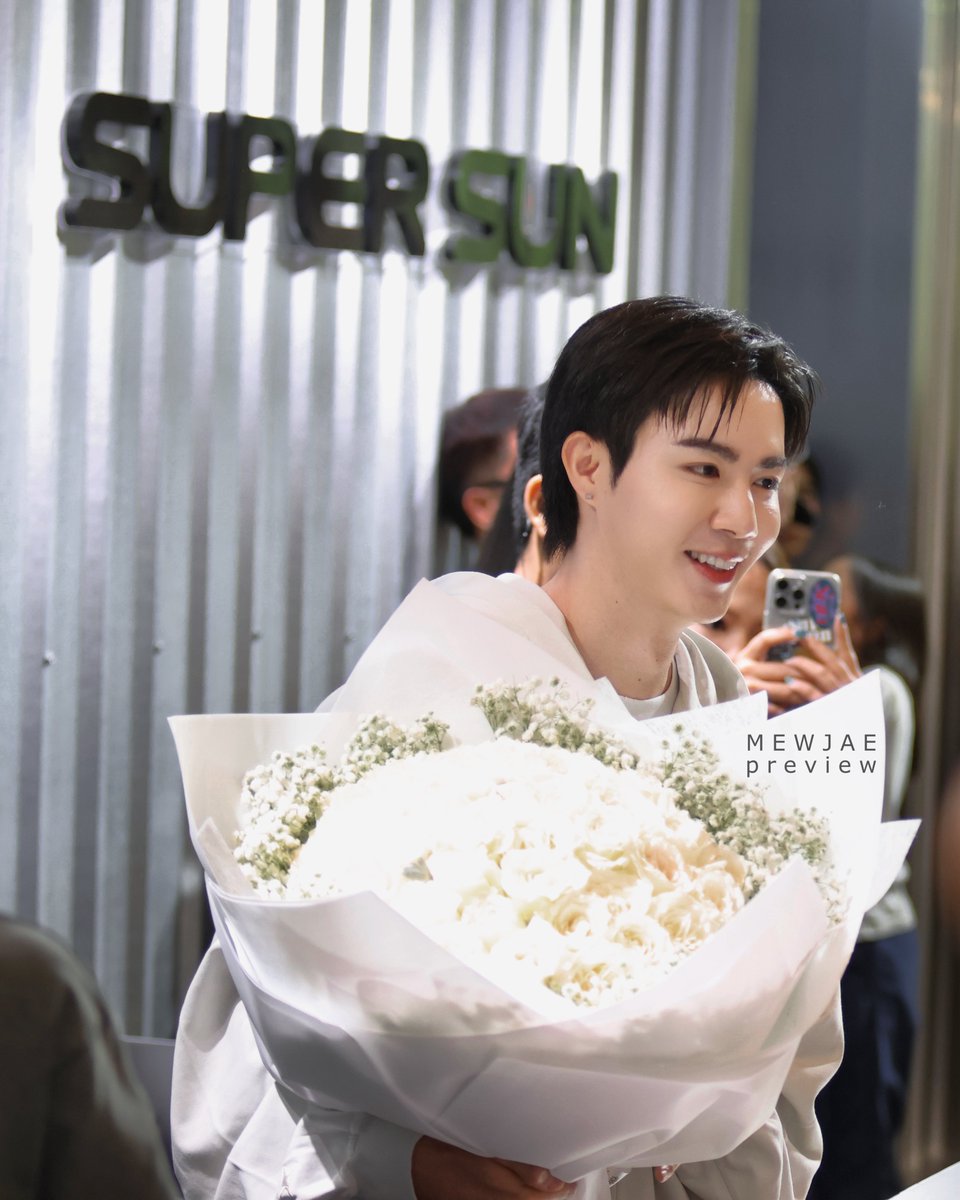 MEWJAExZEEPRUK's tweet photo. CEO ที่มีหวานใจคอยซัพพอร์ตมันมีความสุขเนอะ 🤍

#SUPERSUNxSIAMCENTER 
#SUPERSUNPOPUP 
#SUPERSUNPOPUPINBKK

@zee_pruk #ZeePruk 
@ssupersun #SUPERSUN https://t.co/Sz16YAvRrq