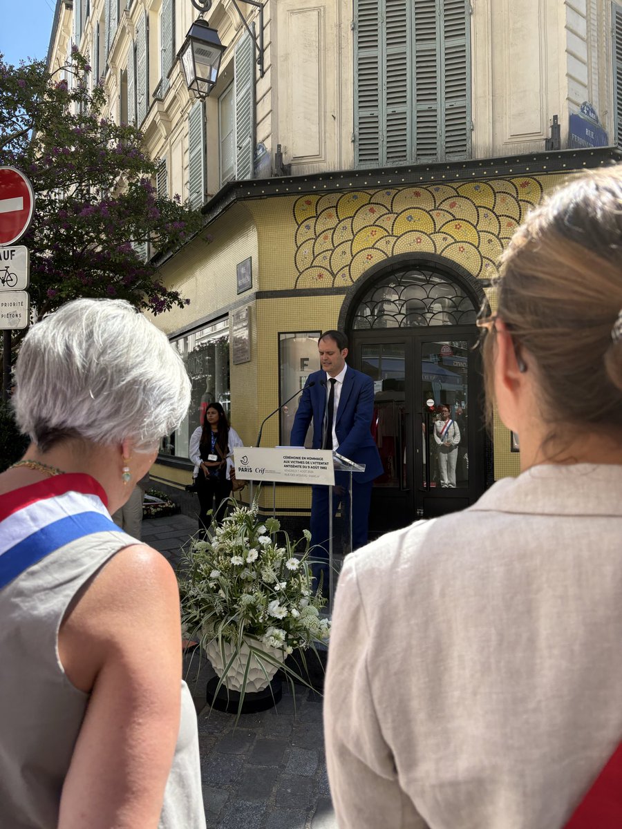 PierreM98's tweet photo. 44 ans jour pour jour, hommage aux victimes de l’attentat antisémite de la rue des rosiers.

Un procès s’ouvrira enfin dans les mois à venir. 44 ans d’attente pour les morts, les familles de victimes et les blessés, nous n’oublions pas. https://t.co/7PsF467paR