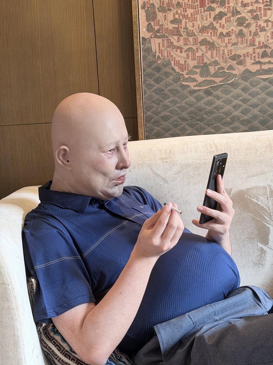 Masksuitsub's tweet photo. 是居家李平，这身装扮各位看官是否还满意 https://t.co/h7jngHx32R