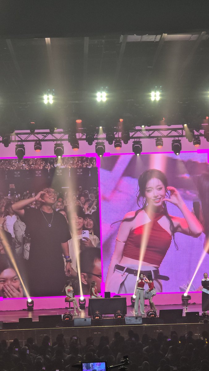 goKPOP's tweet photo. Cutest moment with JIYEON 💖 enjoy show hari ini 🥰

#TARA #TARAinKL #SUMMERAGAIN #SUMMERAGAINinKL #TrexStudio https://t.co/haghSWarCK