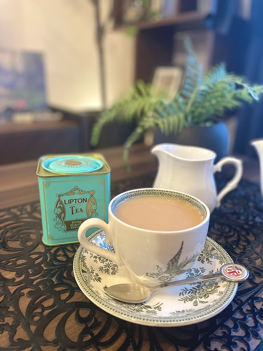 kuitiko3's tweet photo. 昨日からの仕事も終わって落ち着いたので、リプトン青缶でミルクティー🫖
金曜日のケガは軽い肉離れかもしれません💦
明日は3時30分に起きて仕事に向かいます〜もう体を休ませなくては😭
#茶好連 #木漏れ日のお茶会 #リプトン #青缶 #ミルクティー https://t.co/n35JoHpWHa