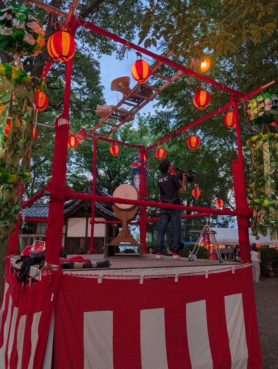ObakaAki's tweet photo. 毎年ココは外せない会場🏮　２日目

DJまでおるしw　
いーや違う　いや違う　😝

#新開盆踊り https://t.co/0Bd31ZnKb8