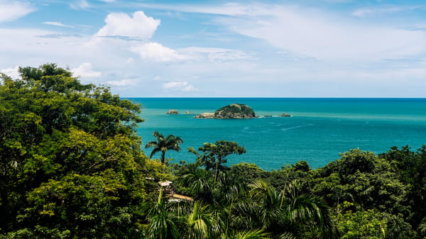 qz's tweet photo. The 10 best places to visit in Central America: From Guatemala's Tikal ruins rising above jungle canopy to Belize's Great Blue Hole and a Costa Rican cloud forest teeming with sloths https://t.co/AXi9RbCERy https://t.co/UdyRJf4H3K