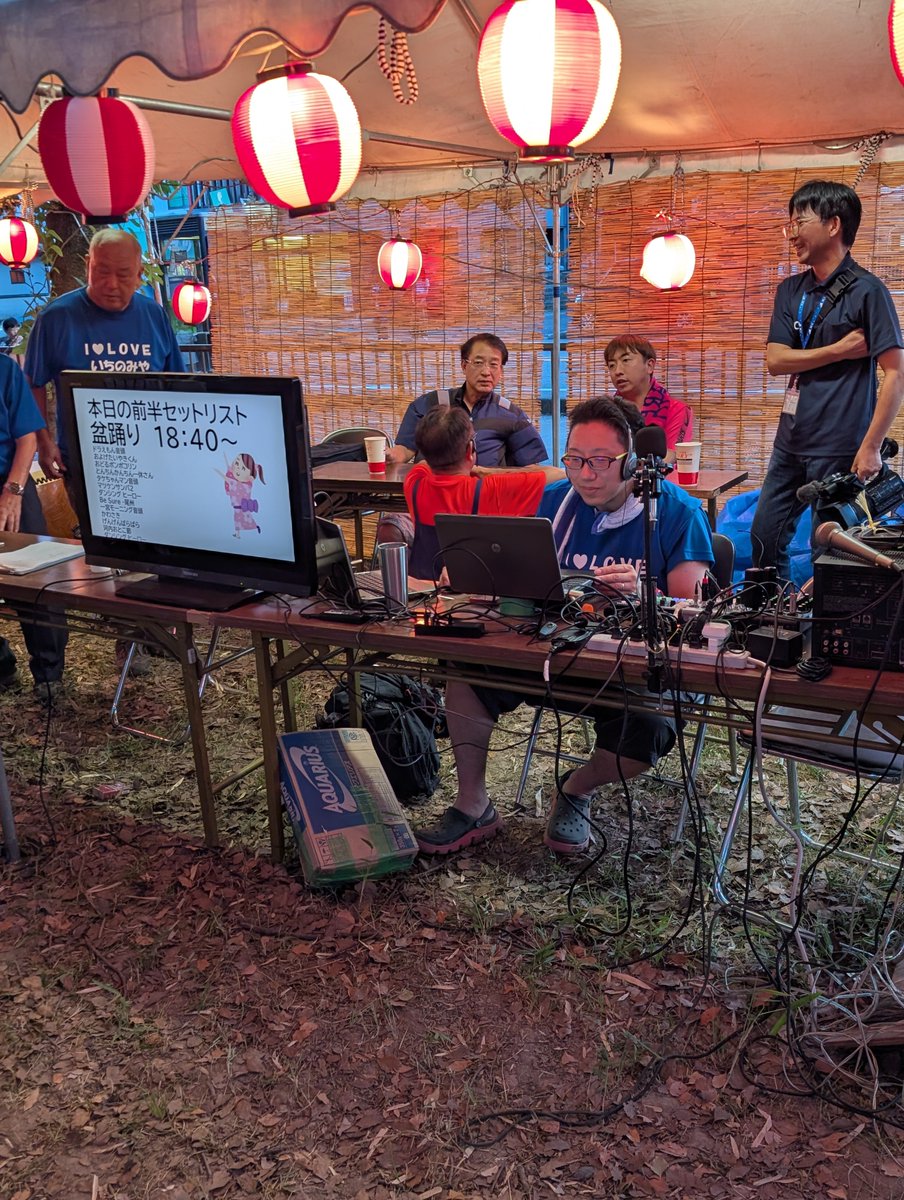 ObakaAki's tweet photo. 毎年ココは外せない会場🏮　２日目

DJまでおるしw　
いーや違う　いや違う　😝

#新開盆踊り https://t.co/0Bd31ZnKb8