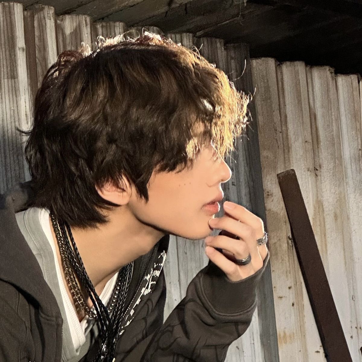 Haec0_'s tweet photo. 손으로 입 건드는 거 훈남스킬 아닌가 https://t.co/dMQ9FAY01m