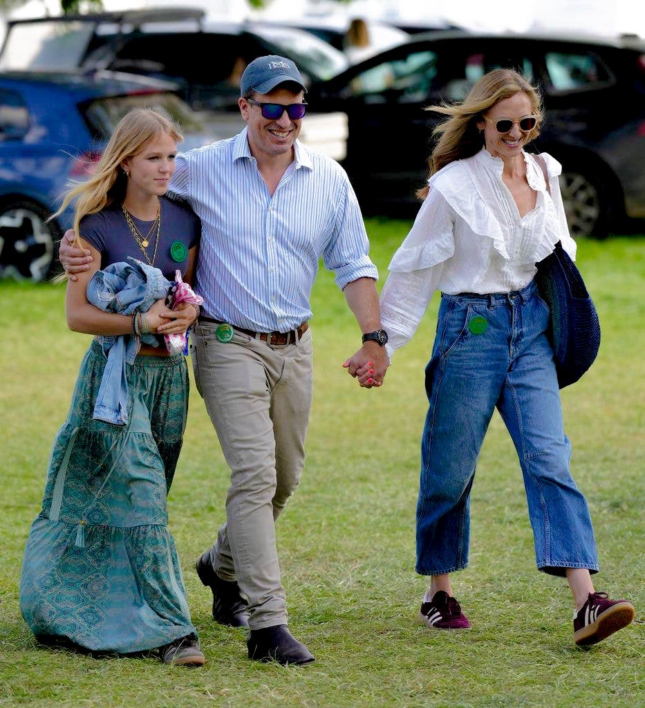 royalchildren_'s tweet photo. Peter Phillips, Harriet Sperling, Savannah Phillips and Isla Phillips attend the Badminton Horse Trials in Gloucestershire, England 🏇 -May 9th 2026.
.
📷 : Kelvin Bruce/James Whatling/@hellomag
.
#PeterPhillips #HarrietSperling #SavannahPhillips #IslaPhillips #England https://t.co/Qv2w0IWbdv
