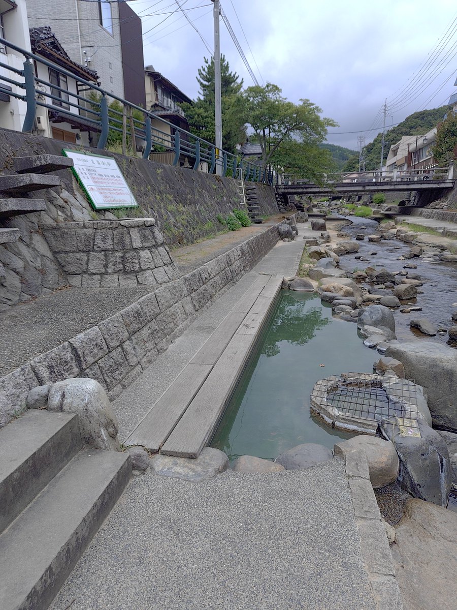 awasiki's tweet photo. 玉造ー
『修行中の姫神が温泉をいたく気に入られた。玉造は美人湯として知られ、勾玉と薬膳が有名』を、
『姫神が修行をサボって温泉に行き、「温泉でお肌スベスベー」「アクセ良くない？」「ハーブティー映えるー」「ウチ、ここに住むー」』に解釈したのは天才だと思う https://t.co/vaoITvvn8N