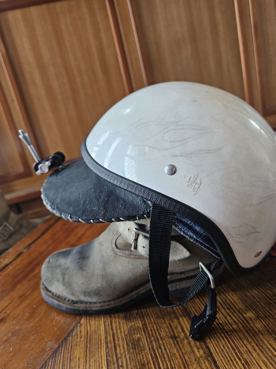 Northern_1970's tweet photo. このヘルメットマウントの方法どぉ？
ジェットでもハーフでもシールや吸盤無しでOKだよ。
動画はSP360ね。
帽子をチョットだけカスタムしてるけど。 https://t.co/1k7p256wHP