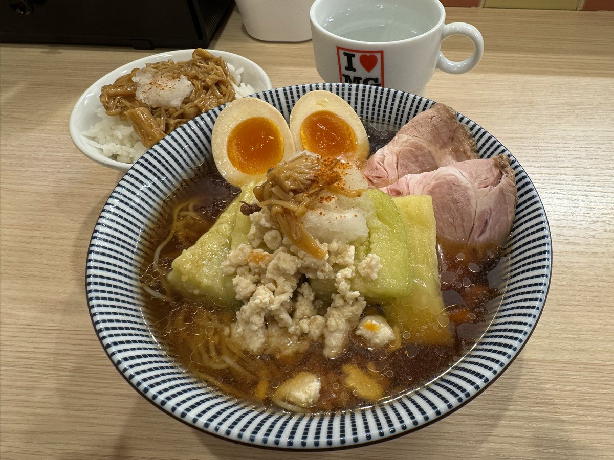pam01438's tweet photo. まるぎん商店
特製冷やし天狗茄子ラーメン
自家製なめたけご飯 https://t.co/jGdQ4rfcRz