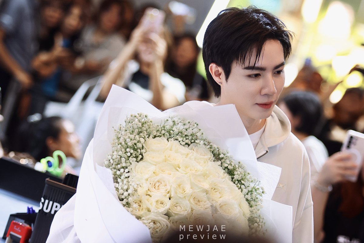 MEWJAExZEEPRUK's tweet photo. ฮีโพสต์ท่าให้หนูถ่ายรูป แล้วบอก นึกว่าวาเลนไทน์ 🥰

ไม่จ้าาา วาเลนไทน์เธอซื้อให้เค้า

#SUPERSUNxSIAMCENTER 
#SUPERSUNPOPUP 
#SUPERSUNPOPUPINBKK

@zee_pruk #ZeePruk 
@ssupersun #SUPERSUN https://t.co/LXUxLcT5lb