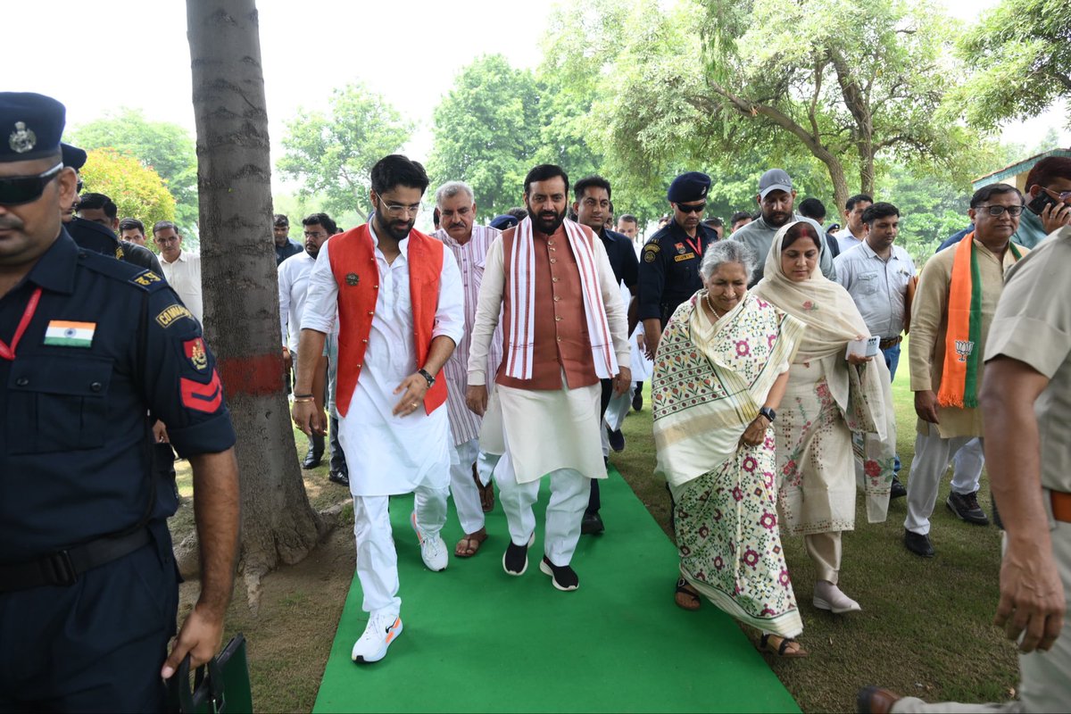 bbhavyabishnoi's tweet photo. हिसार स्थित ओ.पी. जिंदल मॉडर्न स्कूल में नवनिर्मित भवनों के उद्घाटन समारोह में दादी @SavitriJindal जी की अध्यक्षता में माननीय मुख्यमंत्री श्री @NayabSainiBJP जी व भाजपा हरियाणा के अन्य वरिष्ठ नेताओं के साथ शिरकत करने का सुअवसर प्राप्त हुआ।

विद्यालय के नवनिर्मित भवन विद्यार्थियों को बेहतर शैक्षणिक सुविधाएं एवं आधुनिक संसाधन उपलब्ध कराने की दिशा में एक महत्वपूर्ण कदम हैं। यह संस्थान आने वाली पीढ़ियों को ज्ञान, संस्कार और उत्कृष्टता की नई ऊंचाइयों तक पहुंचाने में निरंतर अपनी महत्वपूर्ण भूमिका निभाता रहेगा। सभी सम्मानित विद्यालय प्रबंधनों, शिक्षकों, अभिभावकों व विद्यार्थियों को हार्दिक बधाई व शुभकामनाएँ।