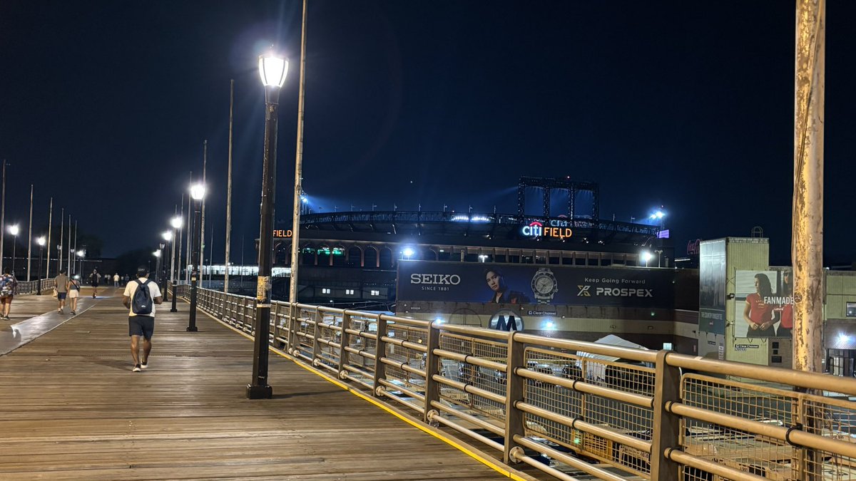 P0IS0ND3STR0YA's tweet photo. 9:26PM:

oh hi citifield ! see you in a few hours :3 https://t.co/7tSRJpXNps