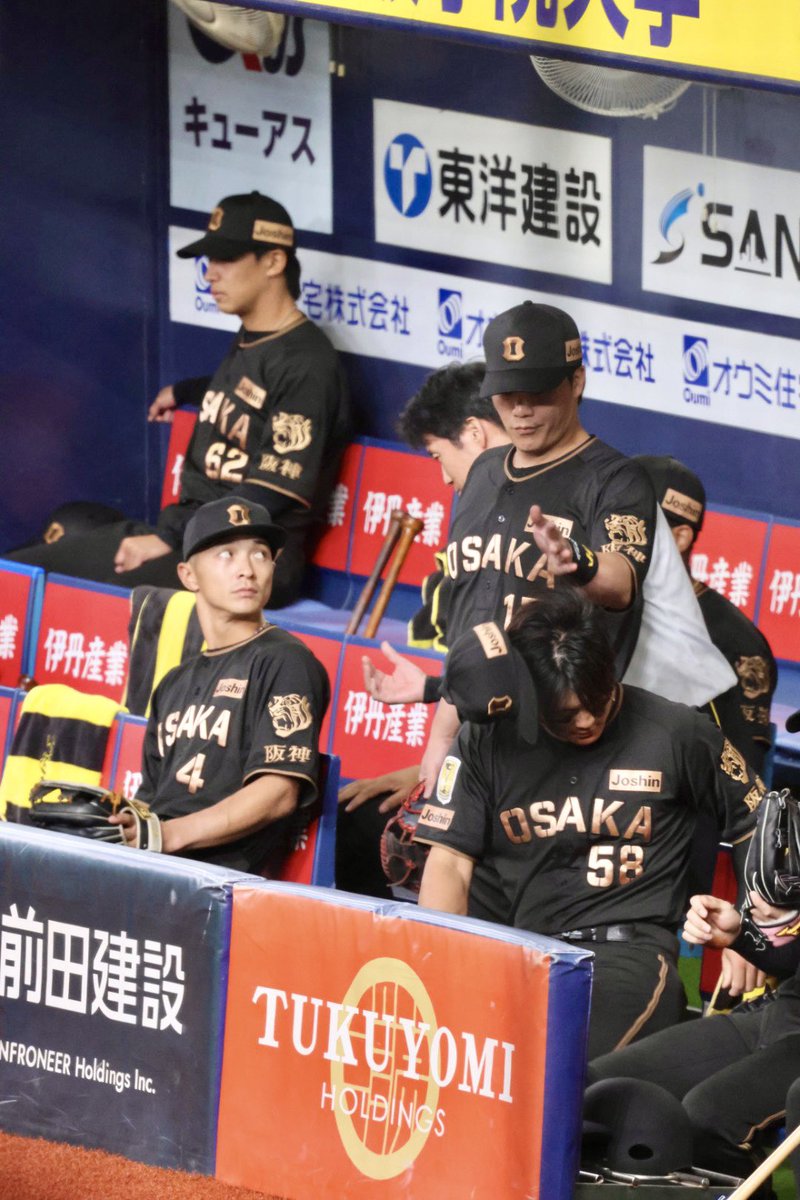 kazumi_k38's tweet photo. うきょーの帽子をえいっ🤚🧢笑

(とらいさんおちゃめすぎるだろ)

 2026.8.9 @京セラドーム大阪
 #伏見寅威 選手 #前川右京 選手 https://t.co/mbmjsn4Ljs