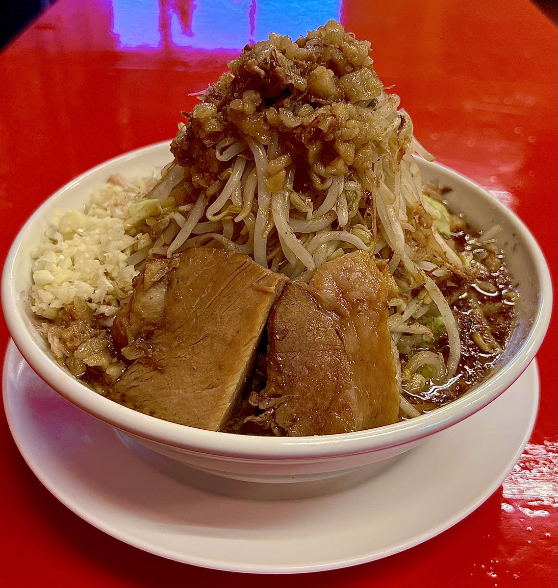 m_m_s_HO's tweet photo. ヒロキです！

さっきまで土砂降りでしたが、今は止んで過ごしやすい気温になってますね〜😮‍💨

と投稿しようと思ったら
雨が降り出すデジャヴ笑

雨で冷えた身体は��ーめんで
温めましょう🍜

＃マシマシらーめん物語東大阪
＃雨の日
＃デジャヴ
＃ラーメン https://t.co/Vkui5NkGdO