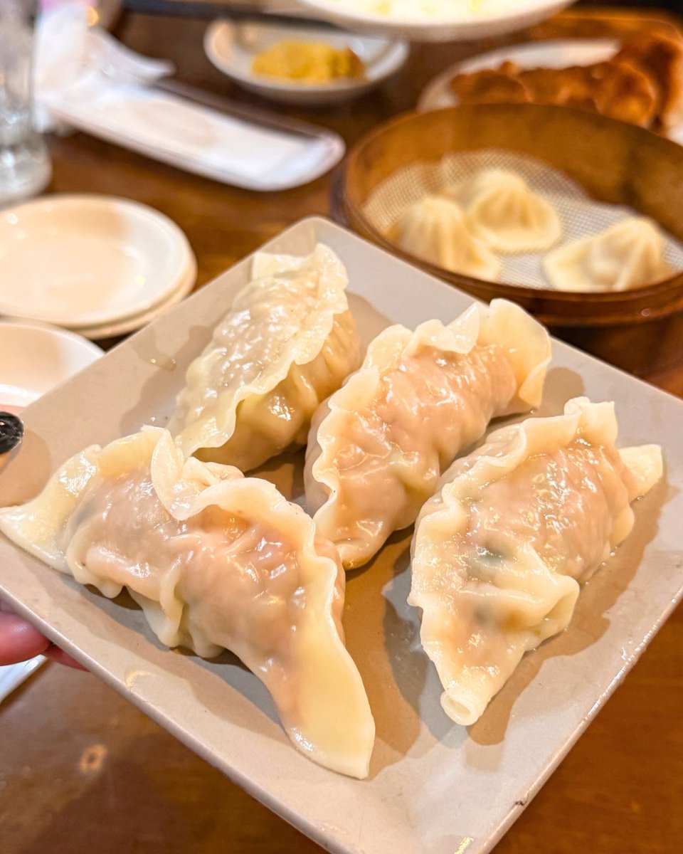 apple_matsumo's tweet photo. 『ぷりぷり餃子がやみつき。』
🥟 目黒　鎮海楼 🥟

エビが入っててぷりぷりなんよ。
めちゃうまいんよ。
おすすめ🥰❤️

#東京グルメ #東京ランチ #東京ディナー #目黒グルメ #目黒ランチ #目黒ディナー #鎮海楼 https://t.co/ismyMWbX2n