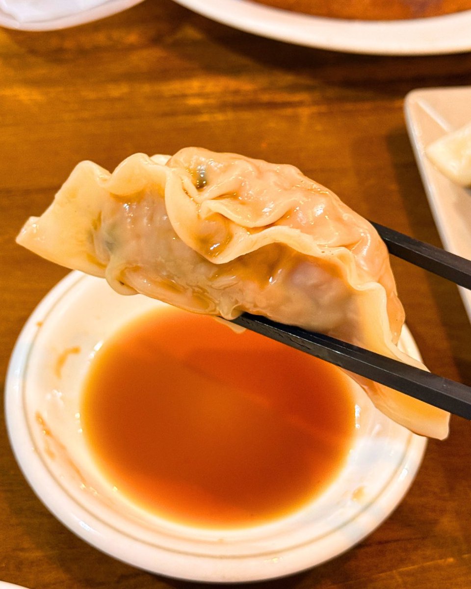 apple_matsumo's tweet photo. 『ぷりぷり餃子がやみつき。』
🥟 目黒　鎮海楼 🥟

エビが入っててぷりぷりなんよ。
めちゃうまいんよ。
おすすめ🥰❤️

#東京グルメ #東京ランチ #東京ディナー #目黒グルメ #目黒ランチ #目黒ディナー #鎮海楼 https://t.co/ismyMWbX2n