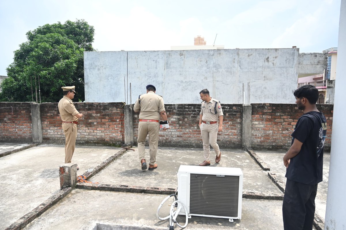 fatehpurpolice's tweet photo. थाना कोतवाली पुलिस को सूचना प्राप्त हुई कि जनपद के थाना कोतवाली क्षेत्रान्तर्गत दिनांक 08.08.2026 को शालिनी यादव नामक महिला अपने आवास पर पानी के टब में मृत अवस्था में पाई गई हैं। सूचना प्राप्त होते ही थाना कोतवाली पुलिस द्वारा तत्काल मौके पर पहुंचकर घटनास्थल का निरीक्षण किया गया तथा आवश्यक विधिक कार्यवाही प्रारम्भ की गई। प्रारंभिक जांच के दौरान मृतका के शरीर पर चोट के निशान पाए गए हैं, जिसमें सिर एवं पैर पर चोट के निशान शामिल हैं। घटना के संबंध में मृतका के पति के विरुद्ध आरोप लगाए गए हैं। मृतका के परिजनों द्वारा दी गई तहरीर के आधार पर सुसंगत धाराओं में अभियोग पंजीकृत कर लिया गया है। प्रकरण की गंभीरता को देखते हुए आज दिनांक 09.08.2026 को #Spfhr  द्वारा पुलिस बल के साथ घटनास्थल का स्थलीय निरीक्षण किया गया। निरीक्षण के दौरान महोदय द्वारा पीड़ित परिवार के सदस्यों से वार्ता कर घटना के संबंध में जानकारी प्राप्त की गई तथा घटना के कारणों एवं परिस्थितियों की गहनता से जांच हेतु संबंधित अधिकारियों को आवश्यक दिशा-निर्देश दिए गए। पुलिस द्वारा घटनास्थल से प्राप्त साक्ष्यों एवं उपलब्ध तथ्यों का संकलन किया जा रहा है। घटना किन परिस्थितियों में हुई इस संबंध में सभी पहलुओं की गहनता से जांच की जा रही है। प्रकरण में विवेचनात्मक कार्यवाही प्रचलित है तथा उपलब्ध साक्ष्यों एवं तथ्यों के आधार पर नियमानुसार अग्रिम विधिक कार्यवाही की जा रही है।

मौके पर क्षेत्राधिकारी खागा, प्रभारी निरीक्षक थाना कोतवाली सहित अन्य स्थानीय अधिकारी एवं पुलिस बल मौजूद रहे।
#UPPolice