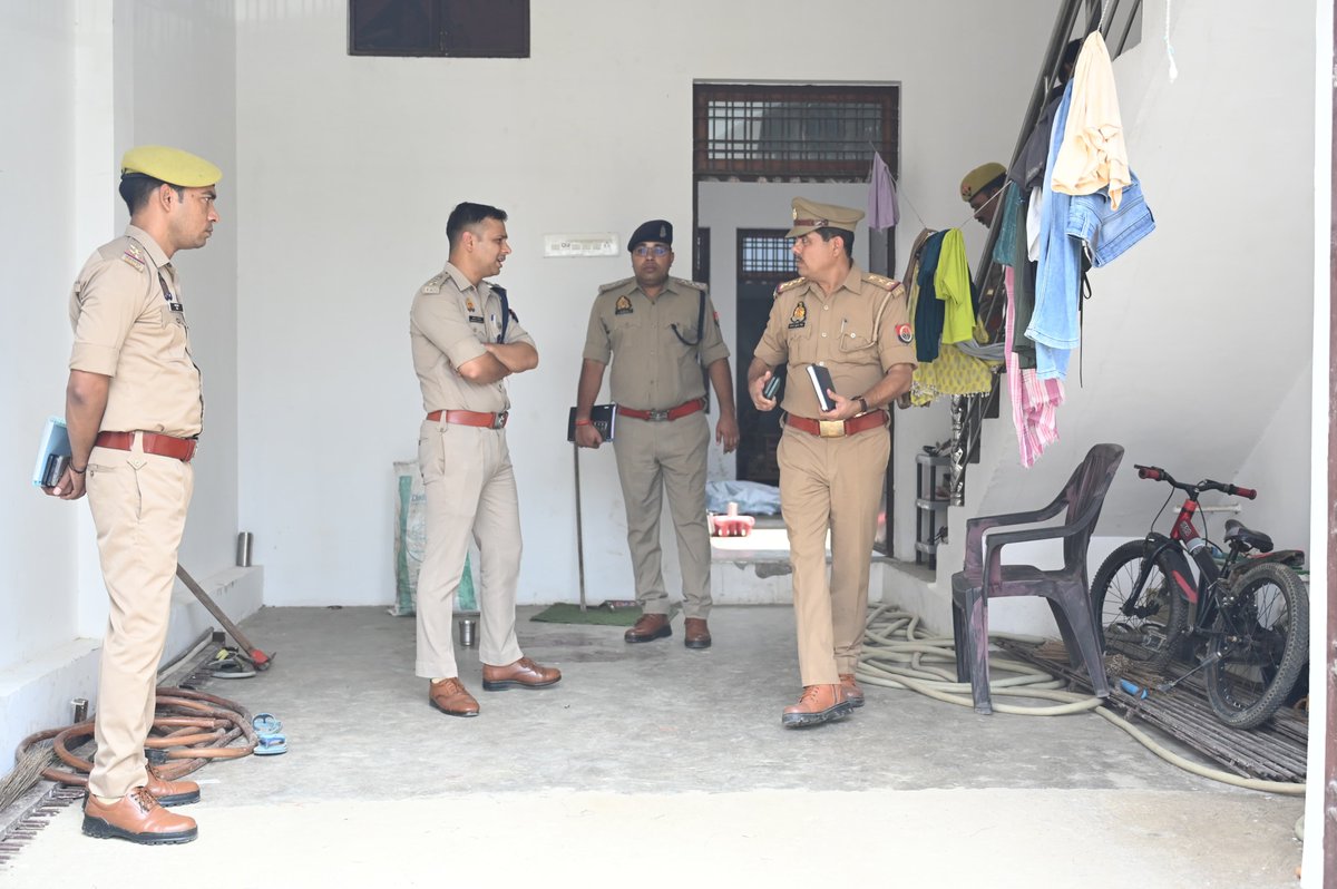 fatehpurpolice's tweet photo. थाना कोतवाली पुलिस को सूचना प्राप्त हुई कि जनपद के थाना कोतवाली क्षेत्रान्तर्गत दिनांक 08.08.2026 को शालिनी यादव नामक महिला अपने आवास पर पानी के टब में मृत अवस्था में पाई गई हैं। सूचना प्राप्त होते ही थाना कोतवाली पुलिस द्वारा तत्काल मौके पर पहुंचकर घटनास्थल का निरीक्षण किया गया तथा आवश्यक विधिक कार्यवाही प्रारम्भ की गई। प्रारंभिक जांच के दौरान मृतका के शरीर पर चोट के निशान पाए गए हैं, जिसमें सिर एवं पैर पर चोट के निशान शामिल हैं। घटना के संबंध में मृतका के पति के विरुद्ध आरोप लगाए गए हैं। मृतका के परिजनों द्वारा दी गई तहरीर के आधार पर सुसंगत धाराओं में अभियोग पंजीकृत कर लिया गया है। प्रकरण की गंभीरता को देखते हुए आज दिनांक 09.08.2026 को #Spfhr  द्वारा पुलिस बल के साथ घटनास्थल का स्थलीय निरीक्षण किया गया। निरीक्षण के दौरान महोदय द्वारा पीड़ित परिवार के सदस्यों से वार्ता कर घटना के संबंध में जानकारी प्राप्त की गई तथा घटना के कारणों एवं परिस्थितियों की गहनता से जांच हेतु संबंधित अधिकारियों को आवश्यक दिशा-निर्देश दिए गए। पुलिस द्वारा घटनास्थल से प्राप्त साक्ष्यों एवं उपलब्ध तथ्यों का संकलन किया जा रहा है। घटना किन परिस्थितियों में हुई इस संबंध में सभी पहलुओं की गहनता से जांच की जा रही है। प्रकरण में विवेचनात्मक कार्यवाही प्रचलित है तथा उपलब्ध साक्ष्यों एवं तथ्यों के आधार पर नियमानुसार अग्रिम विधिक कार्यवाही की जा रही है।

मौके पर क्षेत्राधिकारी खागा, प्रभारी निरीक्षक थाना कोतवाली सहित अन्य स्थानीय अधिकारी एवं पुलिस बल मौजूद रहे।
#UPPolice