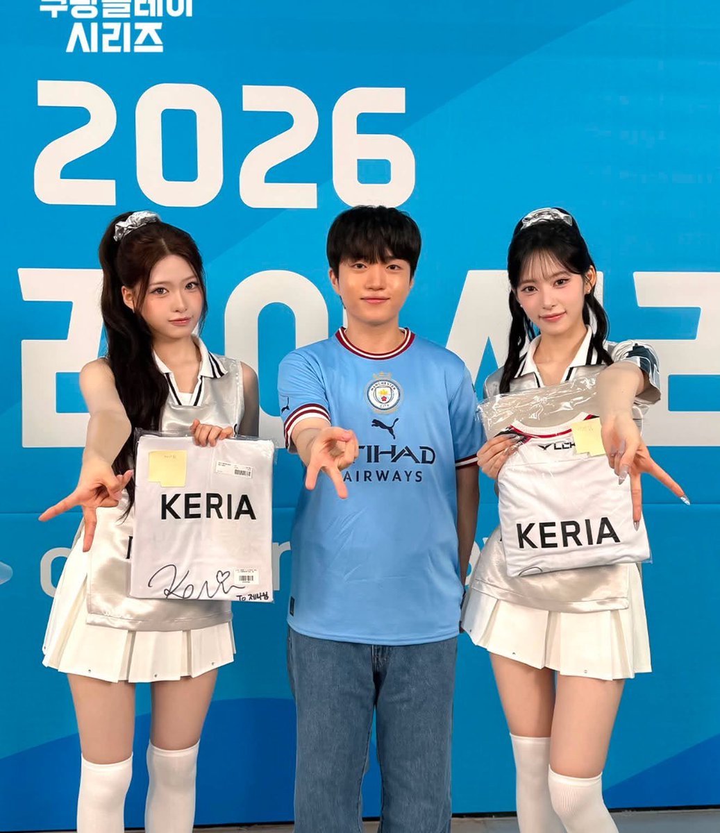 dearyhyeokie's tweet photo. Taking a photo with Keria https://t.co/7qGPJcOSOn