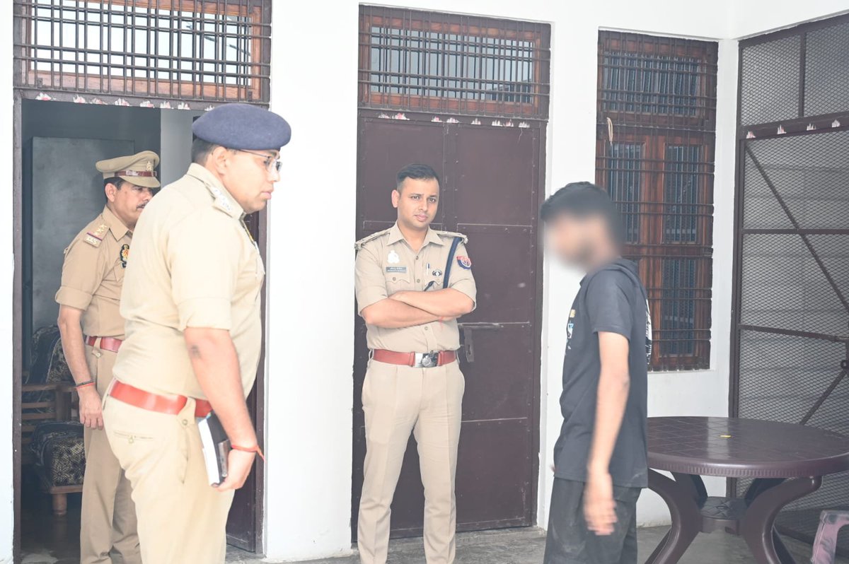 fatehpurpolice's tweet photo. थाना कोतवाली पुलिस को सूचना प्राप्त हुई कि जनपद के थाना कोतवाली क्षेत्रान्तर्गत दिनांक 08.08.2026 को शालिनी यादव नामक महिला अपने आवास पर पानी के टब में मृत अवस्था में पाई गई हैं। सूचना प्राप्त होते ही थाना कोतवाली पुलिस द्वारा तत्काल मौके पर पहुंचकर घटनास्थल का निरीक्षण किया गया तथा आवश्यक विधिक कार्यवाही प्रारम्भ की गई। प्रारंभिक जांच के दौरान मृतका के शरीर पर चोट के निशान पाए गए हैं, जिसमें सिर एवं पैर पर चोट के निशान शामिल हैं। घटना के संबंध में मृतका के पति के विरुद्ध आरोप लगाए गए हैं। मृतका के परिजनों द्वारा दी गई तहरीर के आधार पर सुसंगत धाराओं में अभियोग पंजीकृत कर लिया गया है। प्रकरण की गंभीरता को देखते हुए आज दिनांक 09.08.2026 को #Spfhr  द्वारा पुलिस बल के साथ घटनास्थल का स्थलीय निरीक्षण किया गया। निरीक्षण के दौरान महोदय द्वारा पीड़ित परिवार के सदस्यों से वार्ता कर घटना के संबंध में जानकारी प्राप्त की गई तथा घटना के कारणों एवं परिस्थितियों की गहनता से जांच हेतु संबंधित अधिकारियों को आवश्यक दिशा-निर्देश दिए गए। पुलिस द्वारा घटनास्थल से प्राप्त साक्ष्यों एवं उपलब्ध तथ्यों का संकलन किया जा रहा है। घटना किन परिस्थितियों में हुई इस संबंध में सभी पहलुओं की गहनता से जांच की जा रही है। प्रकरण में विवेचनात्मक कार्यवाही प्रचलित है तथा उपलब्ध साक्ष्यों एवं तथ्यों के आधार पर नियमानुसार अग्रिम विधिक कार्यवाही की जा रही है।

मौके पर क्षेत्राधिकारी खागा, प्रभारी निरीक्षक थाना कोतवाली सहित अन्य स्थानीय अधिकारी एवं पुलिस बल मौजूद रहे।
#UPPolice