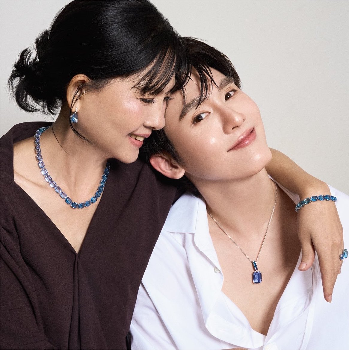 casperrjj_'s tweet photo. สัมภาษณ์คุณแม่น้องบุ๊คน่ารักมาก ที่บอกว่าชอบเเอบไปดูเวลาน้องบุ๊คทำงานคือใช่จริงๆอะ ไม่แปลกใจที่น้องจะเป็นเด็กน่ารักขนาดนี้พื้นฐานครอบครัวเลี้ยงดูมาอย่างดีมากๆเเล้ว อบอุ่นจริงๆ ค้าบบ จิ๋วยังบอกว่ามีป๊ากับเเม่เป็นไอดอลด้วย 🤲🏻😭💞

เเล้วที่บอกว่าน้องบุ๊คเป็นตัวของตัวเองรู้มั้ยว่าทุกคนรักที่น้องบุ๊คเป็นตัวเองเเบบนี้เลยจริงๆนะ 🥺

: https://t.co/AL5FurdrzN

#WWDThailand 
#Swarovski 
#BookKasidet
#kasibook @kasibook ♡