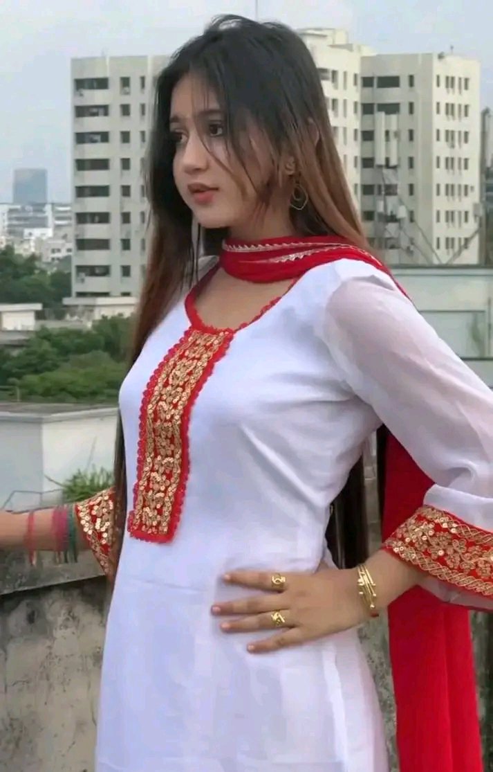 NusratFarin167's tweet photo. আমাদের বাসার সাদের উপর 
কেমন লাগছে আমাকে দেখতে বল ভাইয়ারা। https://t.co/BDhyJ9z4WO