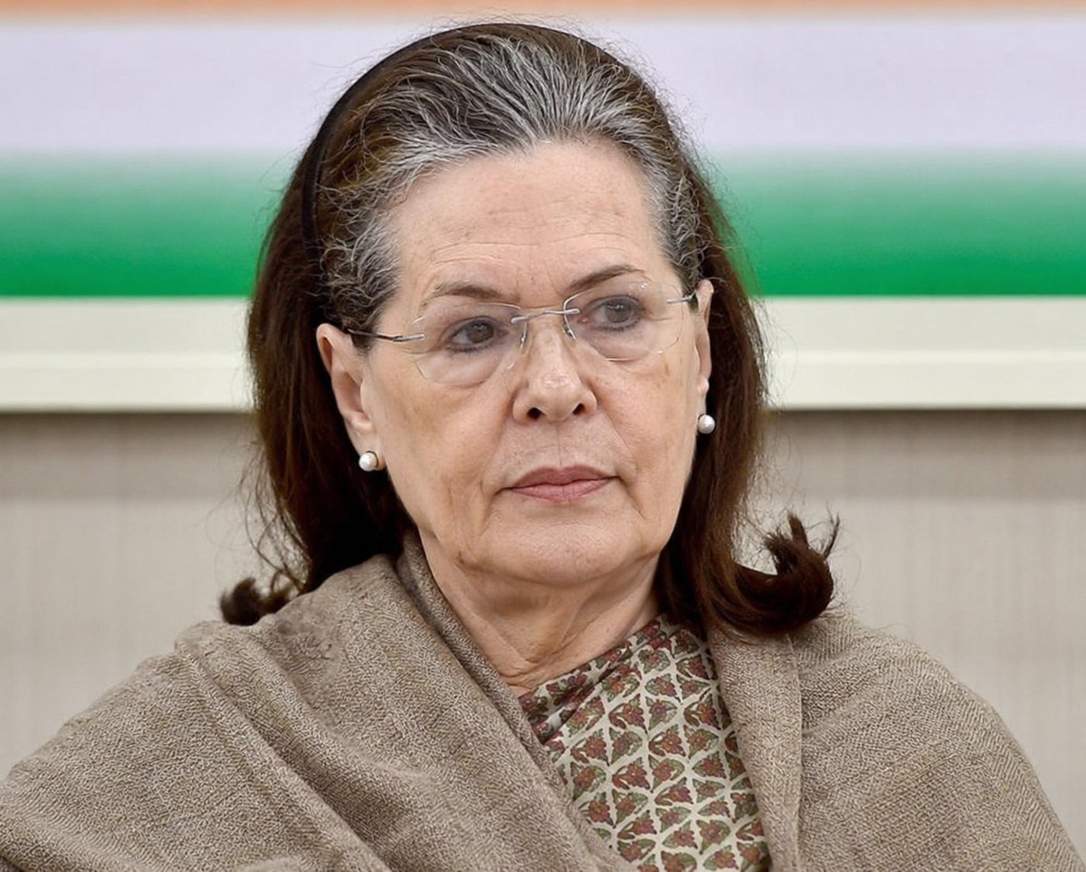 CommonBS786OM's tweet photo. सोनिया गाँधी जितना महान बनने के लिए नरेंद्र मोदी को दूसरा जन्म लेना पड़ेगा.

मई 1991 राजीव गाँधी की हत्या होती है आंतकी ग्रुप लिट्टे द्वारा. हत्या की ज़िम्मेदार नलिनी श्रीहरण 
को गिरफ्तार करके अदालत द्वारा फांसी की सज़ा सुनाई जाती है.

लेकिन एक गड़बड़ी हो जाती है, नलिनी उस वक़्त प्रेग्नेंट निकलती है और कानून अनुसार प्रेग्नेंट women को फांसी नहीं दीं जा सकती.

नलिनी को बेटी पैदा होती है. 2 साल की ज़ब उसकी बेटी होती है तो उसको पता लगता है उसकी फांसी की सज़ा उम्रकैद में बदल गयी है.

और इसको करवाने वाली वही देवी थी जिसके पति की नलिनी ने हत्या करवाई थी. 

सोनिया गाँधी ने दयायाचिका में लिखा कि मैं भी एक माँ हूँ, और मैंने और मेरे परिवार ने तुमको माफ़ी देती हूँ.  

एक लड़की द्वारा गाली देने पर आहत होने वाले 
एक त्याग की मूर्ति की जर्सी गाय कहने वाले 
तुम तो उसके पैरों के बराबर नहीं हो.. समझे.