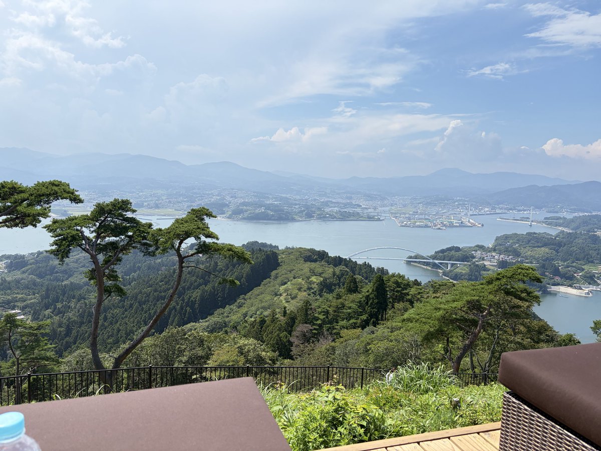 nja_sk's tweet photo. 「亀山テラス360°に行きたいけど、混んでるなら諦めるかー」という方は、レンタサイクルで登れ🫵🫵🫵🫵🫵🫵🫵
諦めるくらいなら電動チャリで15分、楽に登れ🫵🫵🫵🫵

この絶景、見逃すな🫵🫵🫵🫵

降りはものすごいスピードが出るから気をつけろ🫵🫵🫵(でも爽快だぞ) https://t.co/aoykJnccOM