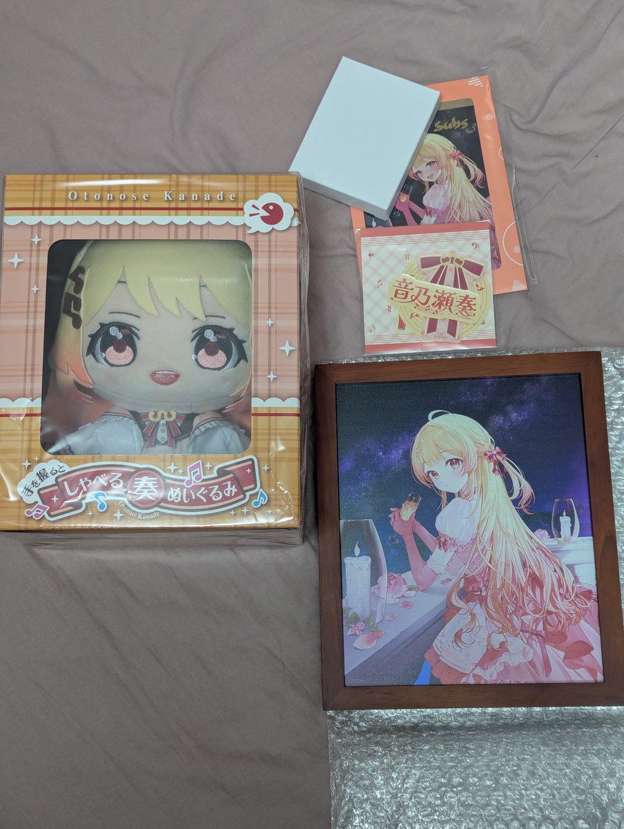 benabcdef's tweet photo. 奏ちゃんのグッズも届いた
右の美少女は？ https://t.co/Ee2N8rRU9M