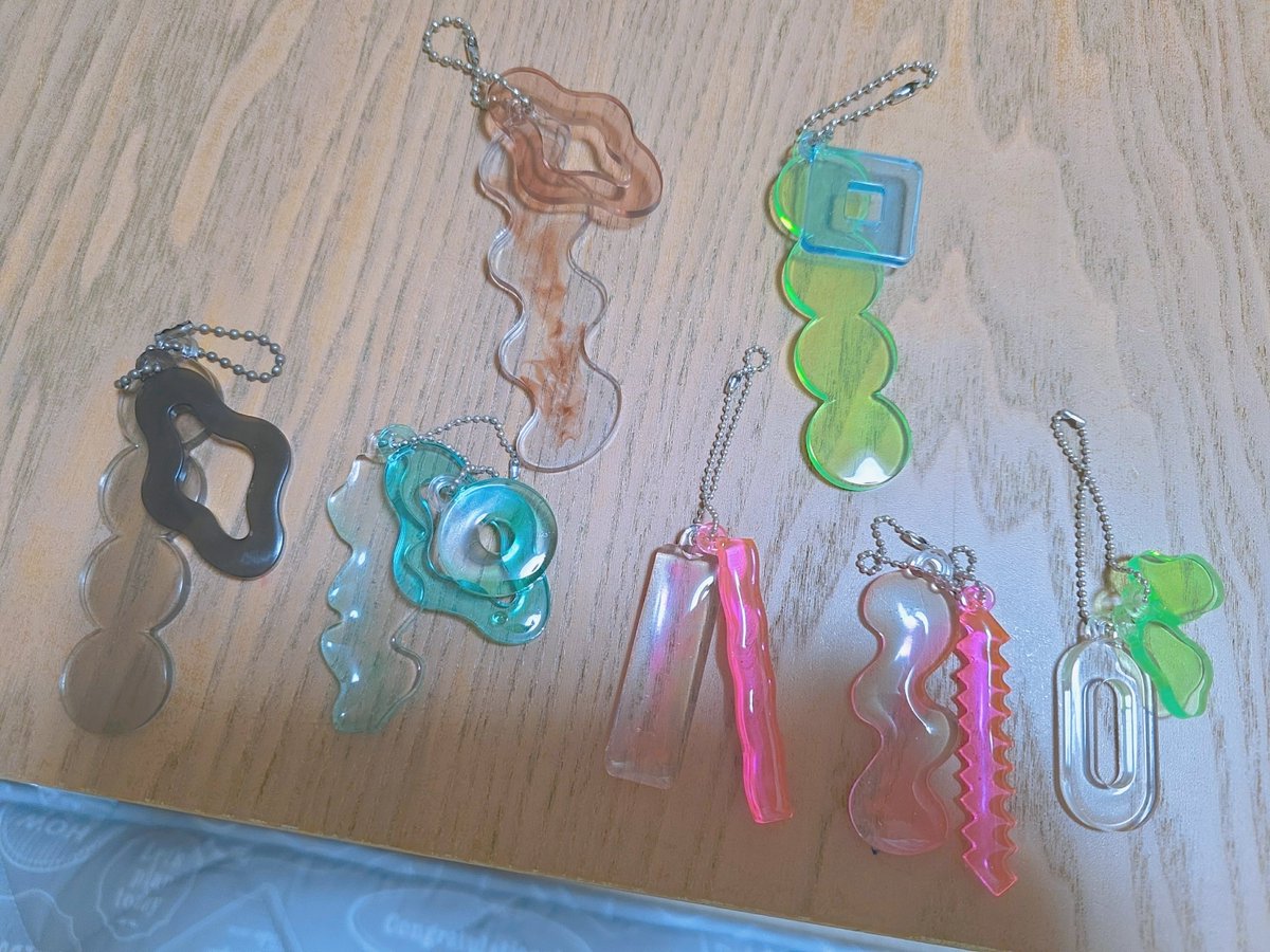 col933's tweet photo. レジンアクキー量産した！かわいい https://t.co/2Itble4Jow