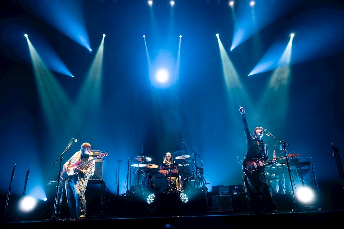 remioromen_oa's tweet photo. 「レミオロメン Reunion Tour 2026」
会場全体が異様な緊張感に包まれた中で
始まった初日、3月9日 
東京・NHKホールを振り返る

15年ぶりに3人でお客さんの前に立った
NHKホール。
その最初の緊張感も、味わった一体感も、
生涯忘れることのできないものです。
さあ、これからのレミオロメンを
楽しみにしていてください。
藤巻亮太

2026年3月9日、一生忘れられない日！
おそらくあそこまでの緊張感は
もう二度と味わう事はないんだろうな！
お客さんスタッフ、メンバーが絡み合って
生まれたあの素晴らしい日を
忘れないようにします！
ありがとう！
前田啓介

待ちに待ったツアー初日のドキドキと
ワクワクの緊張感、そして音が出た時の
鳥肌と静寂は忘れることができません。
みんなで作り上げたあの日を大切にし、
これからも音楽を届けていきます！
神宮司治

撮影:田中聖太郎
https://t.co/11INtcv4LB

「レミオロメン Re Dialouge Tour 2027」
ローチケ・プレリクエスト1次先行、受付中！
無料の会員登録（ローソンWEB会員）のみで、
どなたでもご応募可能です。
（8月17日（月）23:59まで）
https://t.co/rgMhBKKcIR