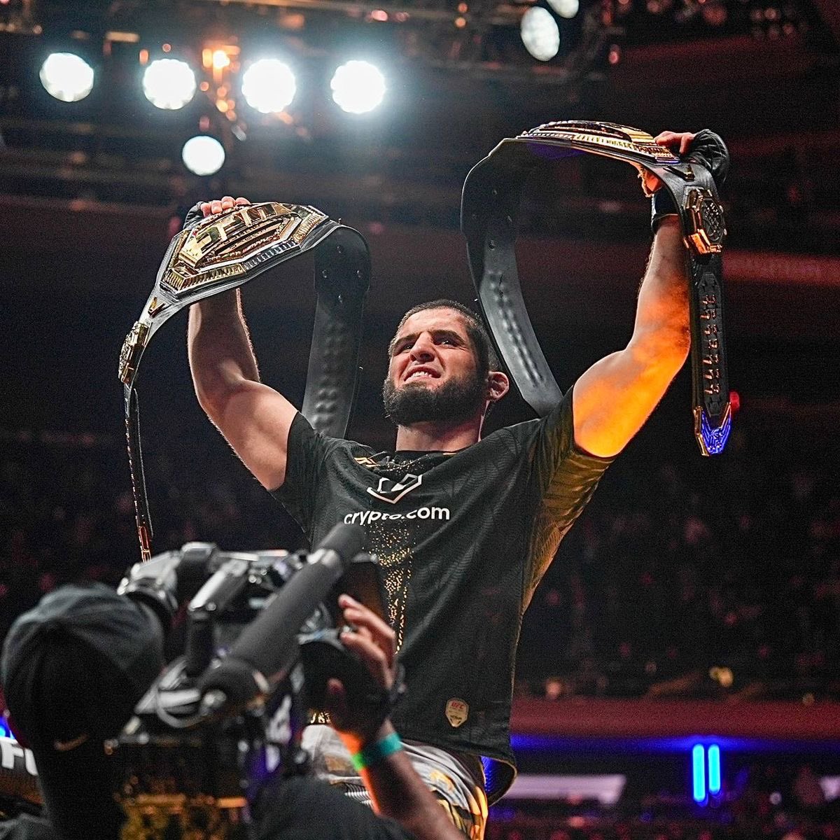 7Fh_i's tweet photo. طاقم الحساب يعلن دعمة الكامل وتمنياته بالتوفيق للمقاتل المسلم وعراب ال UFC ضد خصمة ايان غراي يوم الاحد القادم  
#NewProfilePic https://t.co/GS21AraqOB