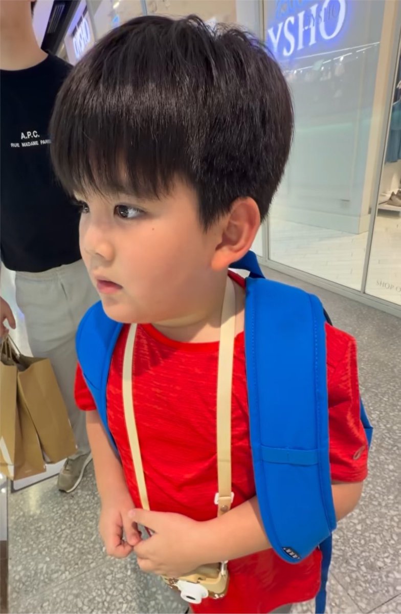 itsmeminw's tweet photo. เสื้อแดง เป๋าสะพายหลังเหมือนกันเด๊ะเลย https://t.co/soROX9C7vo