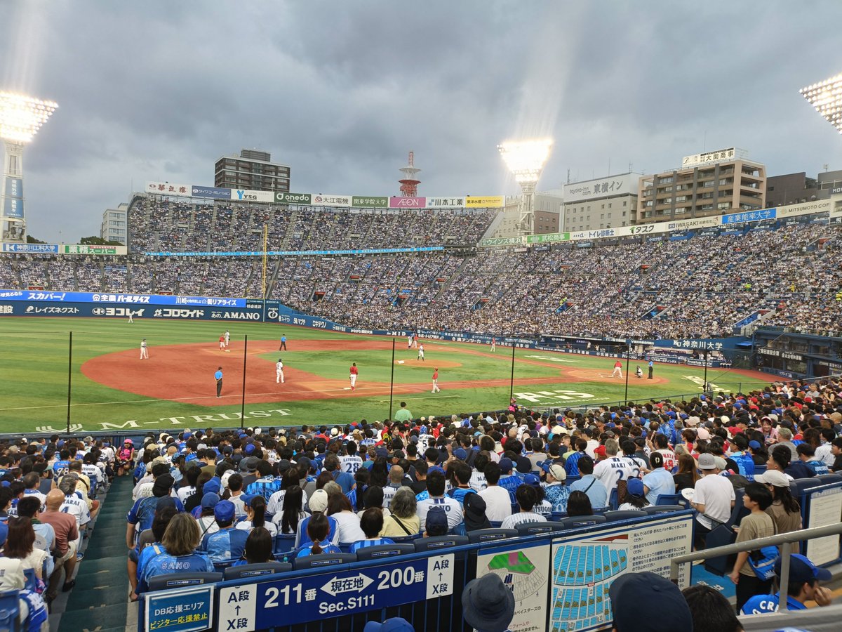 Tmori104's tweet photo. 横浜スポーツ観戦あるある。
崎陽軒のシュウマイ弁当食べてる人がいつも周囲にいて匂いがすごい。 https://t.co/EI0pPq21MK