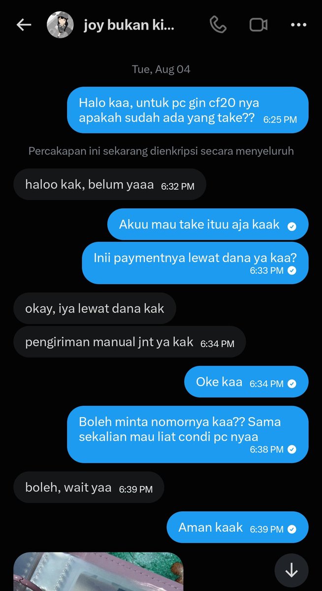 Shironazz's tweet photo. SCAMMER ALERT ❗️❗️
jadi beberapa hari lalu aku ada beli WTS merch pc offcialnya gin sama orang, kebetulan tweetnya dia lewat di tl aku.. ga lama kemudian aku lgsg dm orangnya buat nanyain apakah pc yg aku mau masih tersedia atau tidak. Trus dia jawab masih adaa gitu kann, nah- https://t.co/CVHdJaqjU5