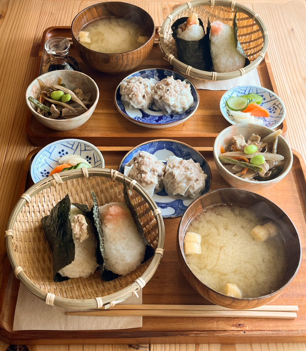 mrmrj67's tweet photo. こういうほっとするおむすび定食が好き https://t.co/qu2qnllBPM