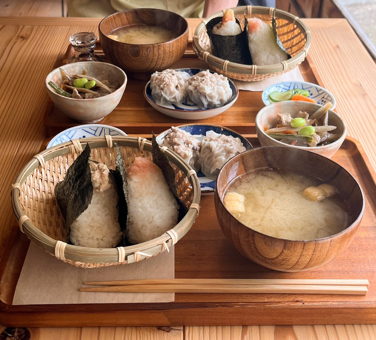 mrmrj67's tweet photo. こういうほっとするおむすび定食が好き https://t.co/qu2qnllBPM