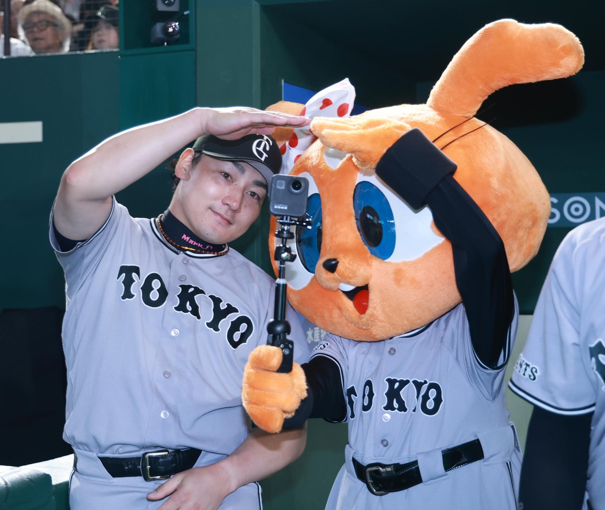 sanspo_giants's tweet photo. 【#本日のベストショット📸】　

#丸佳浩 選手、シスタージャビットと「〇ポーズ」で２ショット自撮り（撮影・萩原悠久人）

#巨人 #ジャイアンツ #giants #サンスポ https://t.co/2PkBKqpj0s