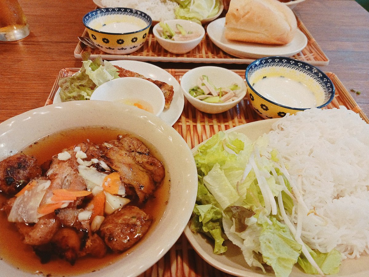 gh1013's tweet photo. 友達とブンチャーを食べ、家でお喋り😋 https://t.co/A0K27lrpN8