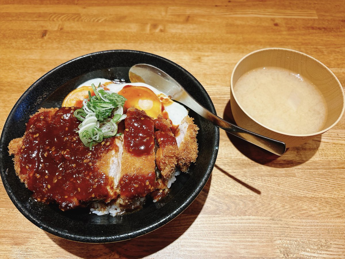 honet905's tweet photo. すげー久々に来たけどほんまにここの飯美味い、揚げ物のクオリティが高い https://t.co/jcIVDEIpX3
