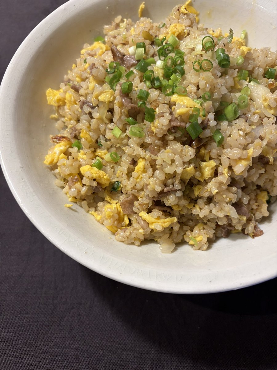 aokimi_2013's tweet photo. ちょっと前の夕飯の一品、
玄米チャーハン。

卵は油をひいた熱々のフライパンに、ジャーッと流して半熟をすぐお皿に戻す(洗いたくないから、盛り付ける皿…)。

細かく刻んだ牛肉と玉ねぎを炒め、玄米も炒めてから、最後に卵を戻し、崩しながら炒めて塩胡椒だけ。

玄米苦手な人も食べやすいですよ。 https://t.co/mTARLk6Ysa