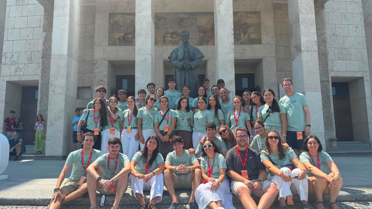 SalesianosSTRD's tweet photo. 👣 #SeguimosVuestrasHuellas 💙 Jóvenes de nuestra casa y del @mayordonbosco vuelven del #CPB26 con una misión: 🙏 responder «aquí estoy», 🤝 acoger a todos y ❤️ estar junto a quien más lo necesita. 🚌 Termina el #CPB26, ¡el legado de Don Bosco continúa! ✨ https://t.co/pdblTG7VVg