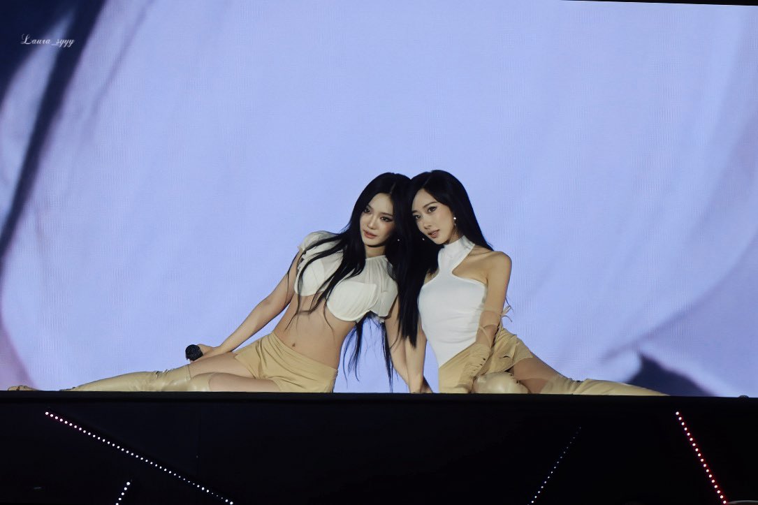Laura_syyy's tweet photo. 260808 aespa Seoul｜🦋🌙 &amp; ⭐️🩵

#aespa #에스파 
#NINGNING #닝닝  
#GISELLE #지젤 
#WINTER #윈터 
#KARINA #카리나 https://t.co/T8qeKg5cJl