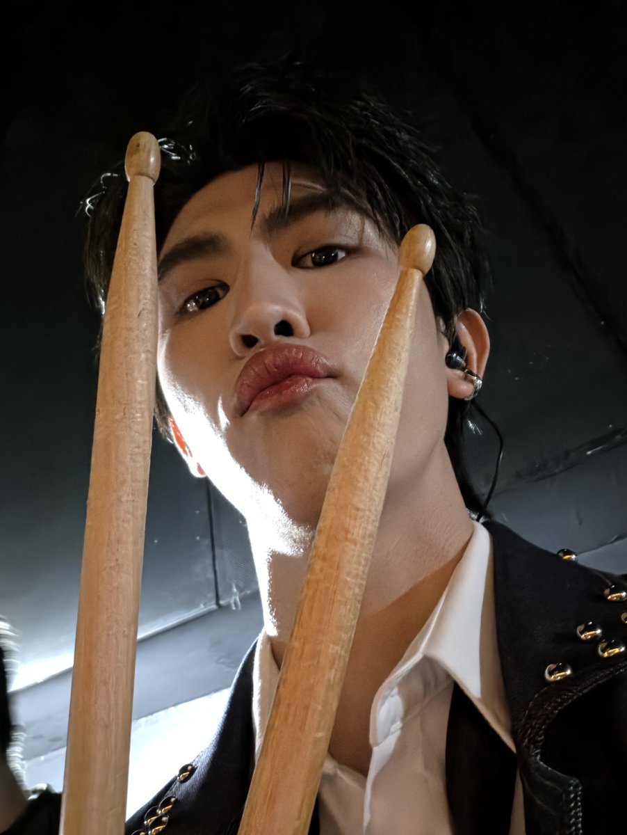 save_saisawat's tweet photo. เก็บตกไว้เป็นความทรงจำ #juniorMarkConcert https://t.co/QN7XpeEhTu