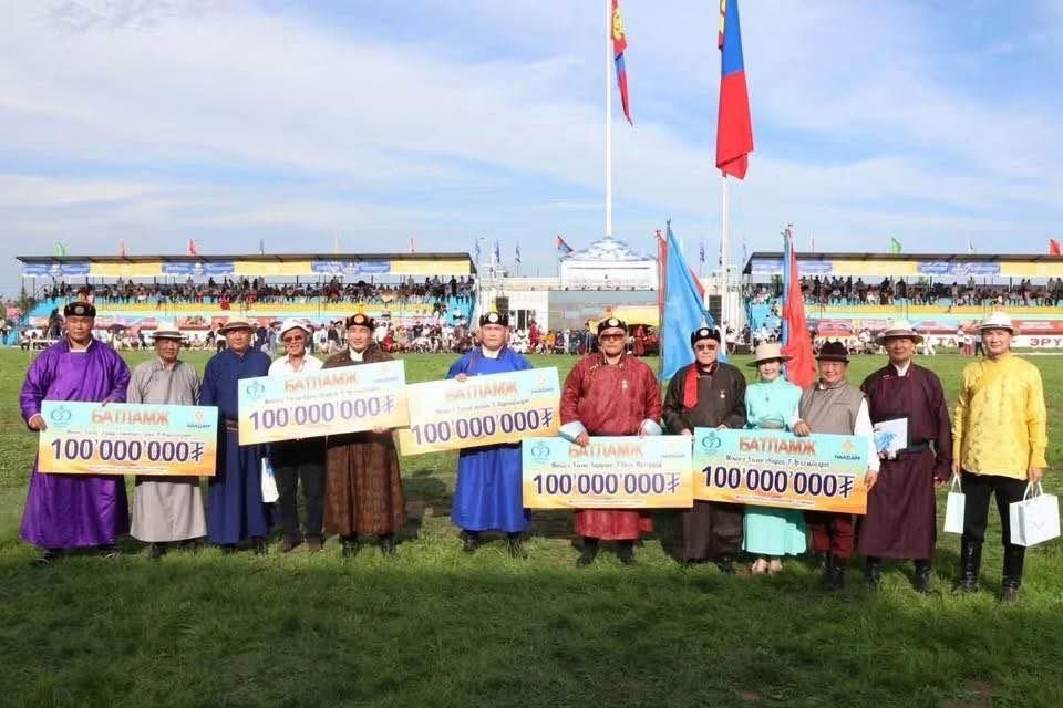 ganuuhs's tweet photo. Тэгээд газар газраас зорин ирсэн харваачидаа 400К-аар байлна гэхээр чинь ундуйцахгүй яахын.. https://t.co/DAO5OI3uP7