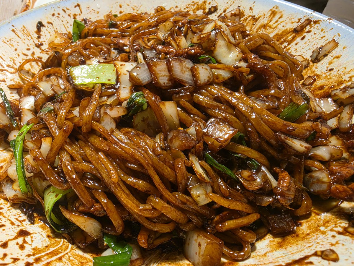 4pokay's tweet photo. 日本の友達のみんな、韓国に来たらぜひ「カンチャジャン（간짜장）」を食べてみて！

韓国のジャージャー麺は、中国料理をベースに韓国式に発展した「韓国式中華料理」の代表メニューです。

普通のジャージャー麺は作り置きのソースを使うことが多いですが、カンチャジャンは���文後に玉ねぎや豚肉、黒味噌を炒めて作るのが特徴。

水分が少なくて味が濃く、玉ねぎの甘さと香ばしさも強いので、個人的にはカンチャジャンのほうが美味しいと思います。

韓国に来たらぜひ食べてみてください🍜
