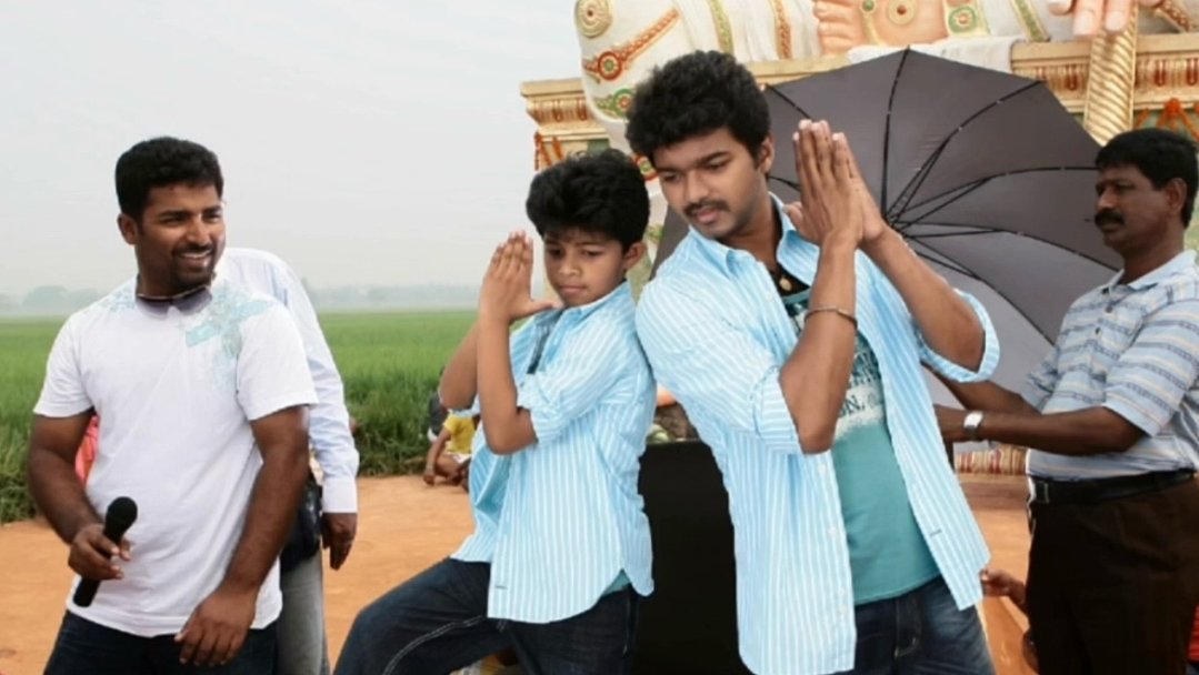_MovieTamil's tweet photo. #JasonSanjay about #Vettaikaaran song

- I still remember my father asking me, The director has an idea. Do you want to be a part of it ? I said, Okay, sure, why not ? 👀

- Now that I’ve grown up and look back at the movie, I sometimes wonder, Indha song kum enakum samandhame illa, Why was I even in the movie ? 😂

- But today, when I look back, it feels like such a beautiful and emotional moment for all of us as a family ❤️
#ThalapathyVijay
