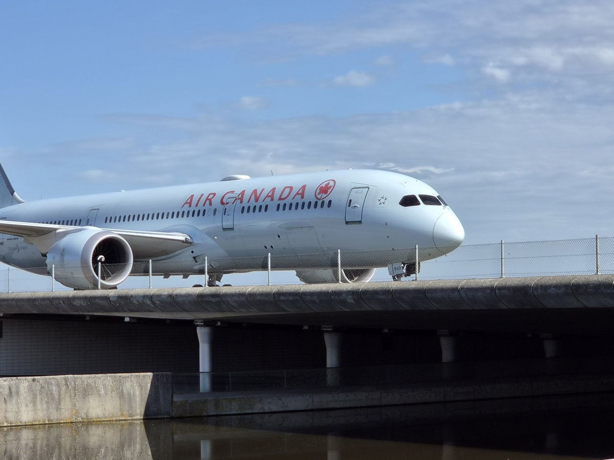 HansieeeeFR's tweet photo. Half dagje naar Schiphol toe. Ook lachen een kist van Delta a330 zat de co pilot met ze telefoon te filmen😁💪 #eham @Schiphol https://t.co/WuWP2hfwvJ