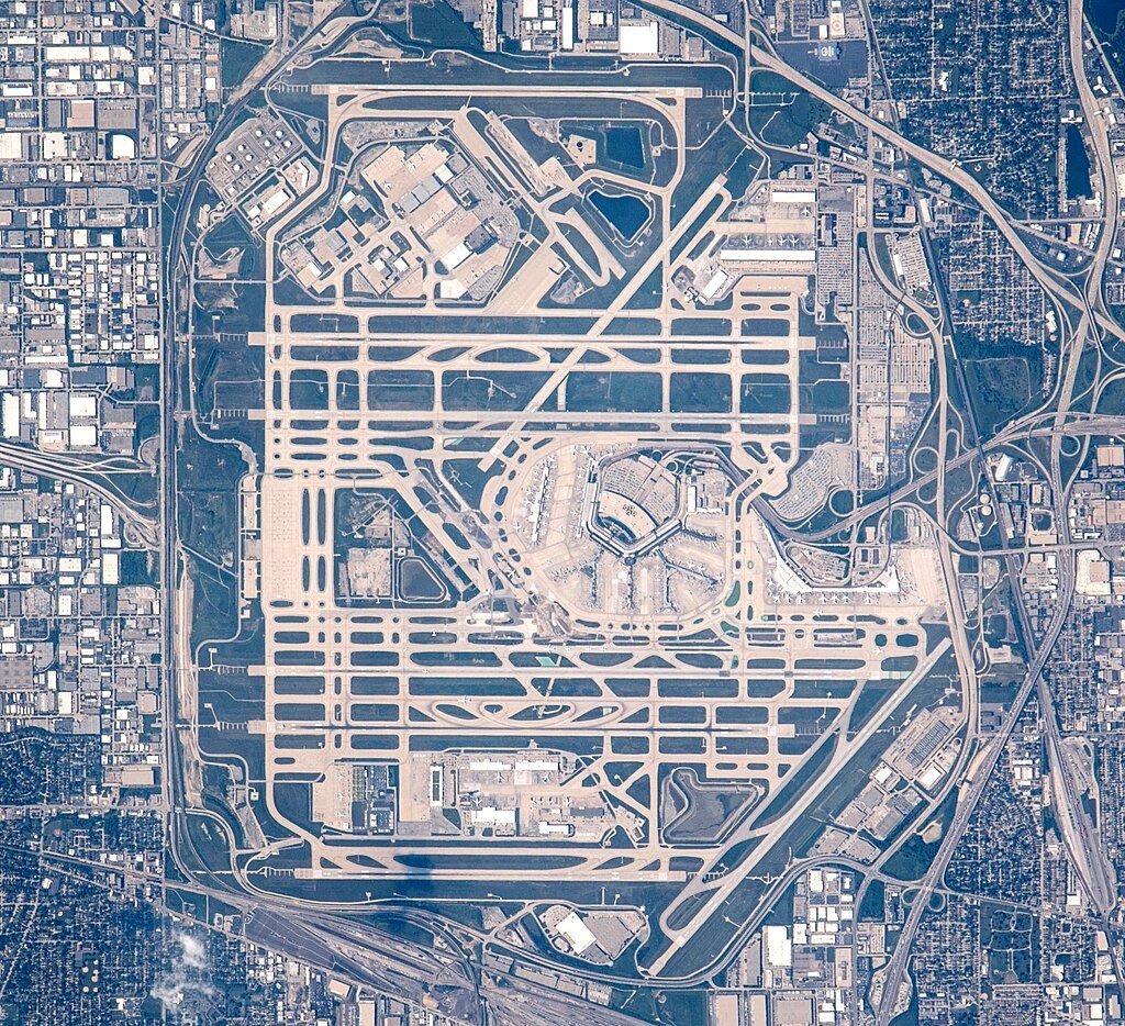wingXaviation's tweet photo. 🚨Fact of the Day ✈

Chicago O’Hare Airport is the only airport in the world with *eight* paved runways. https://t.co/pa9mViIEv6